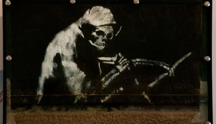 Работа Banksy Grim Reaper на экспозиции M Shed